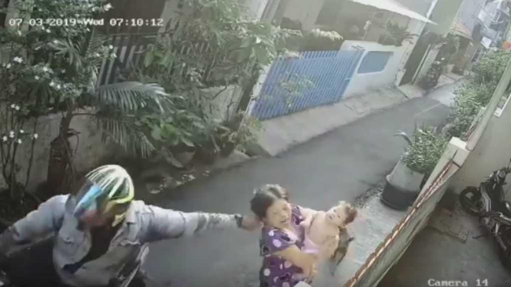 Viral Video Ibu Dijambret saat Gendong Bayi, Ini Kata Polisi