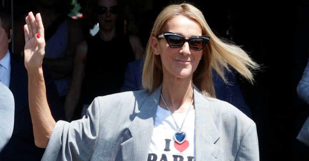Kalung 'Titanic' Celine Dion di Paris Fashion Week Curi Perhatian