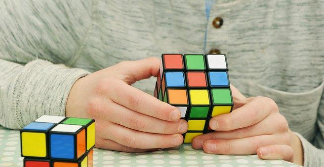 Gokil, Orang ini Selesaikan Rubik Menggunakan Kaki Dalam 16 Detik