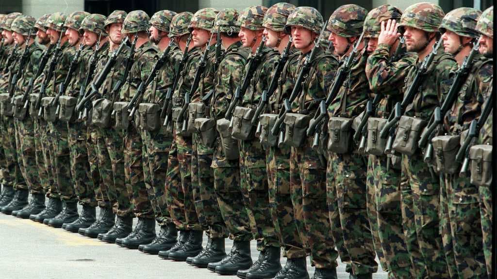43 Anggota Militer Swiss Mendadak Sakit, 4 Orang Kritis