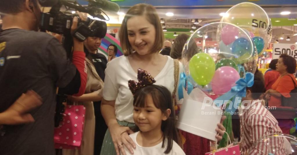 Duh! Sekelas Mona Ratuliu Kena Kritik Netizen Dalam Mengurus Anak
