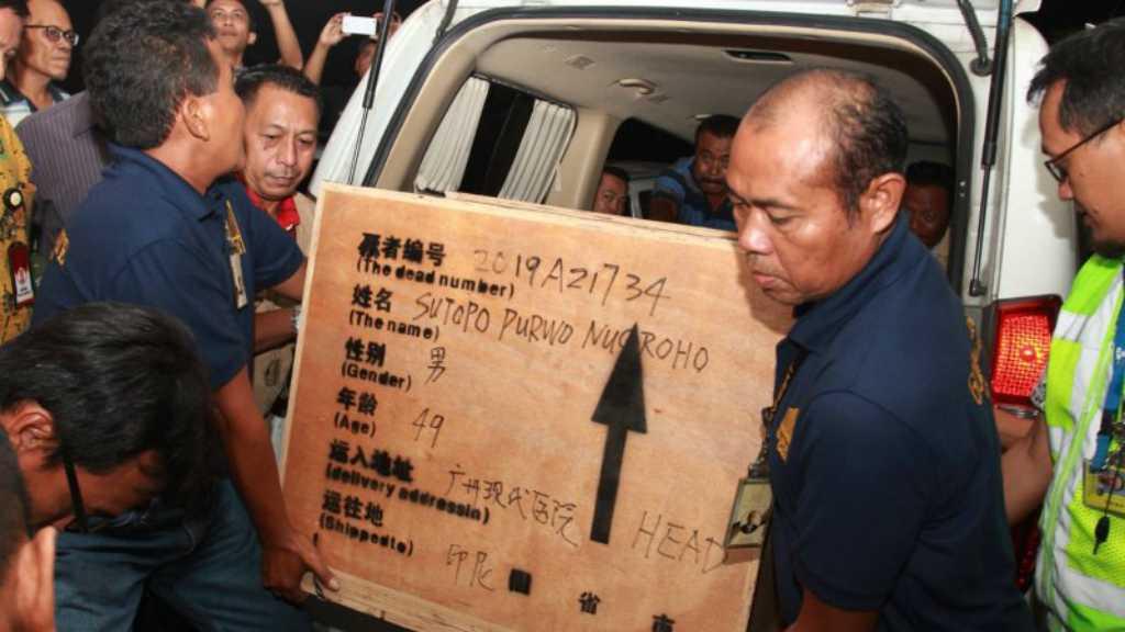 Menlu Retno Secara Resmi Serahkan Jenazah Sutopo ke Keluarga