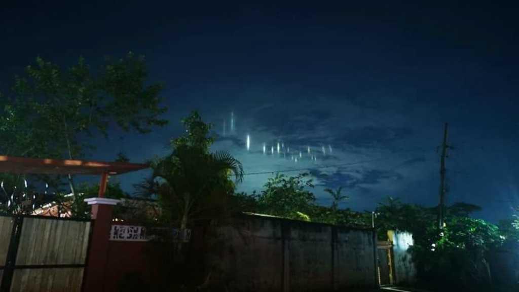 Pertunjukan Lansuk Misterius Menari di Langit Filipina