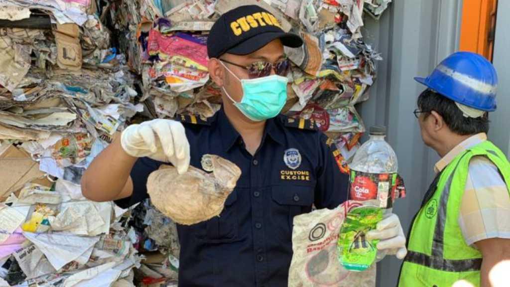 Indonesia Kirim Balik 210 Ton Sampah Kertas ke Australia