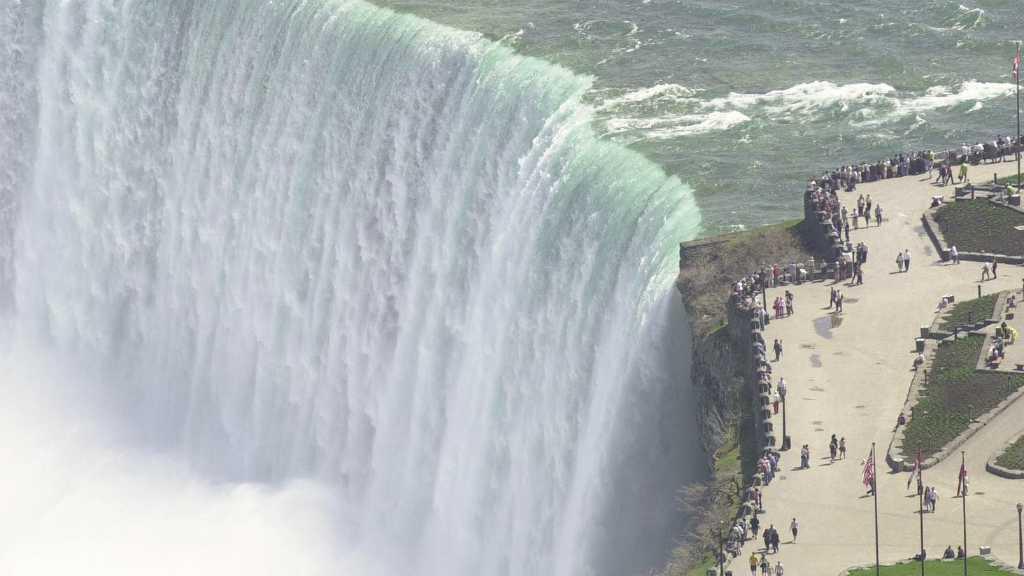 Pria Ini Secara Misterius Selamat dari Air Terjun Niagara Setinggi 57 Meter