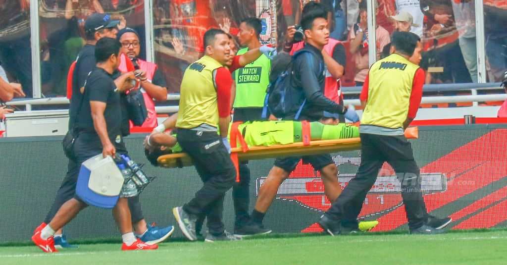 Kiper Persib Bandung Dilarikan ke Rumah Sakit