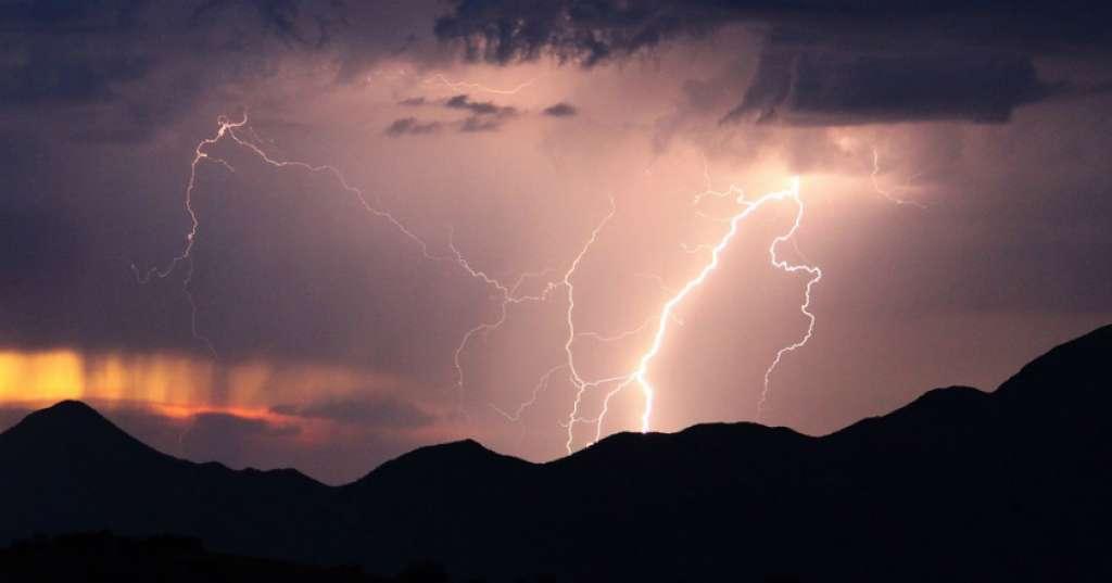 Bercengkrama di Kapal, Keluar karena Hujan dan Petir Menyambar