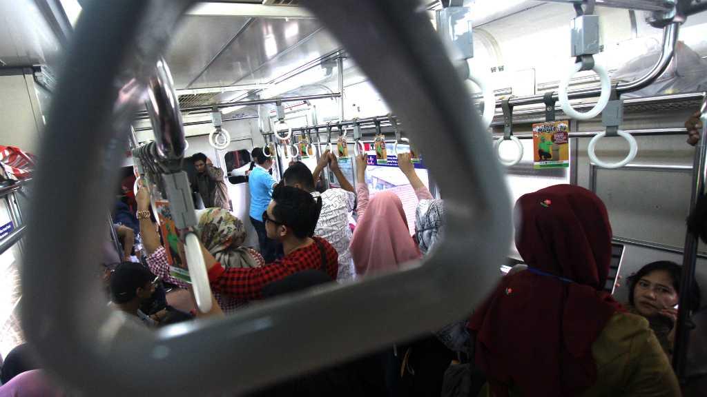 5 Tips Mudah Jika Ingin Dapat Kursi saat Naik Commuter Line di Jam Sibuk