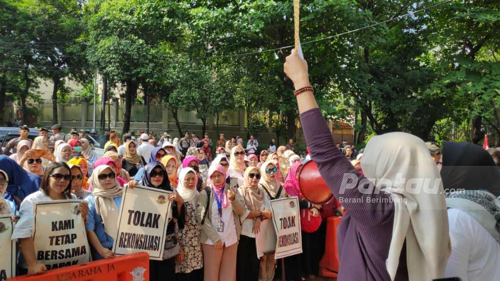 Ada Aksi Demonstrasi Depan Rumah Prabowo Tolak Rekonsiliasi dengan Jokowi