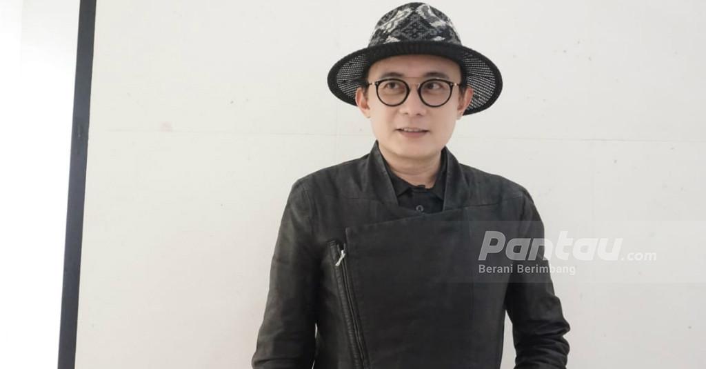 Lady Gaga Kenakan Anting Karya Rinaldy Yunardi untuk Iklan Kosmetik