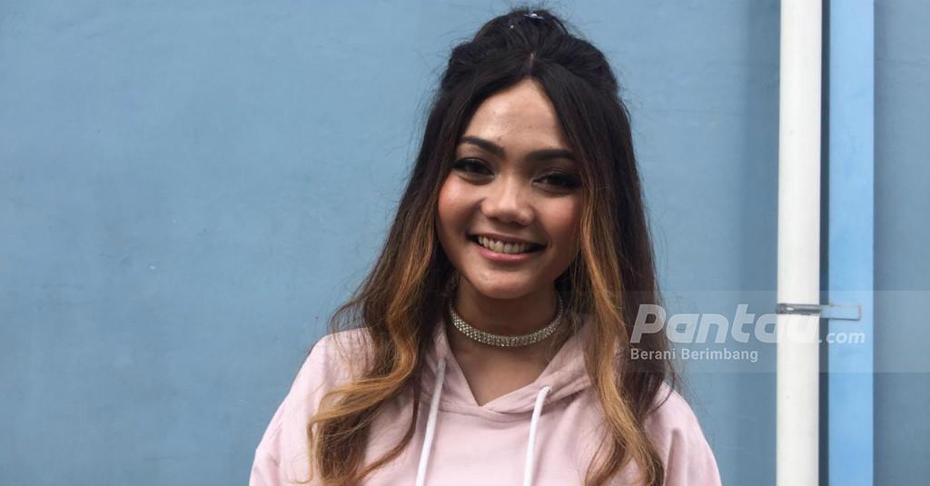 Gaun Pernikahan Rina Nose, Hadiah Khusus dari Ivan Gunawan