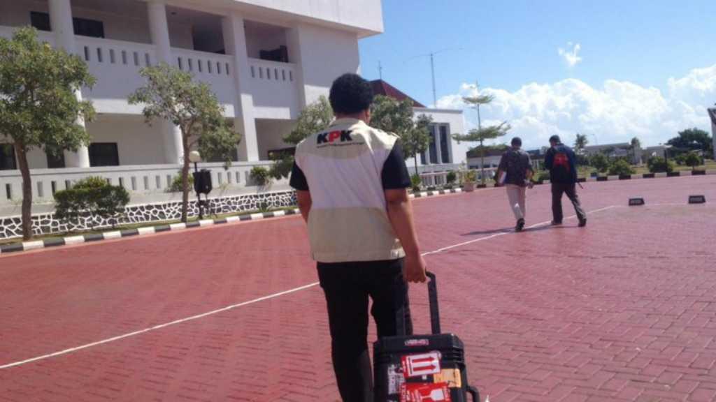 Geledah Rumah dan Kantor Gubernur Riau, KPK Temukan 13 Tas Berisi Uang