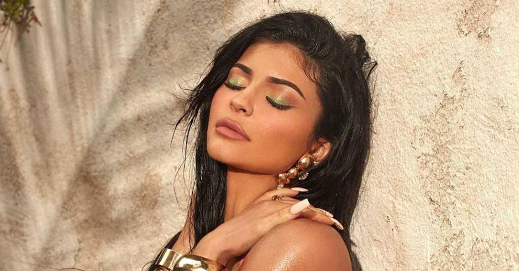 Demi Promosikan Produk Barunya, Kylie Jenner Rela Tampil Buka-bukaan