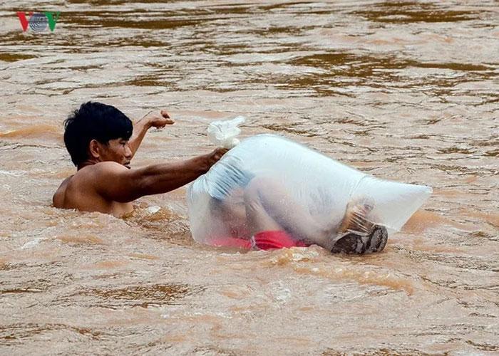 Malas ke Sekolah? Tengok Pelajar di Vietnam Ini, Sampai Dibungkus Plastik