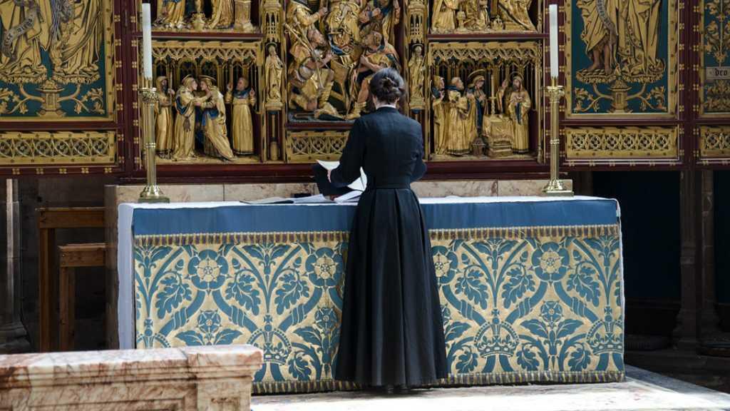 Ketahuan 'Main' dengan Sex Toys, Pastor Wanita Ini Justru...