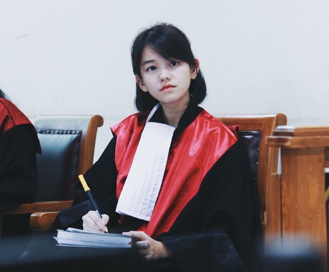 Punya Pacar 'Bapak Singa', Ini Fakta-fakta si Hakim Imut Leanna