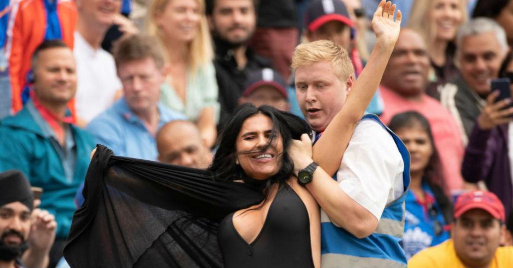 Tak Hanya Liga Champions, Final Piala Dunia Kriket Disusupi Cewek Seksi