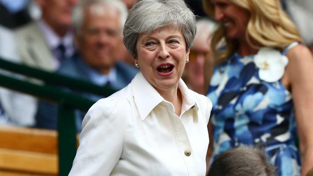 Akhir Jabatan sebagai PM Inggris, Theresa May 'Nge-Dancing Queen' Lagi