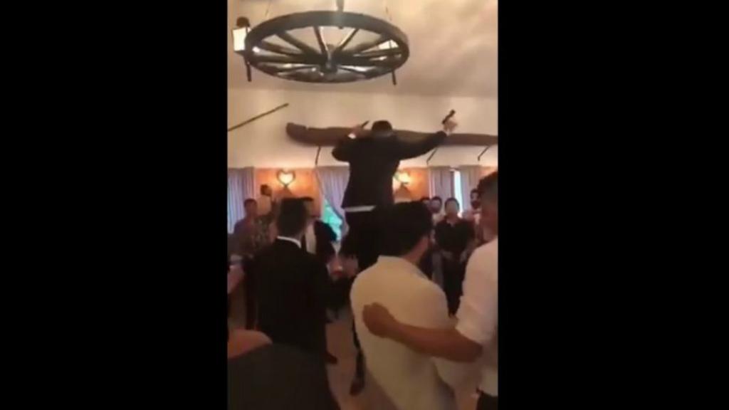 Pria Ini Berdansa dengan Menggenggam 2 Senjata Bikin Heboh Swedia