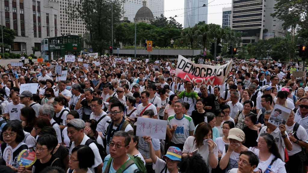 Detik-detik Seorang Polisi Dihajar Demonstran di Hong Kong