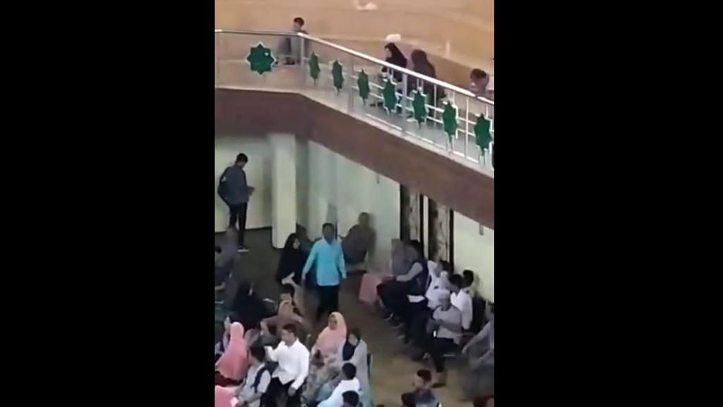 Tak Mampu Biayai Kuliah, Bapak Ini Menangis dan Ajak Pulang Anaknya