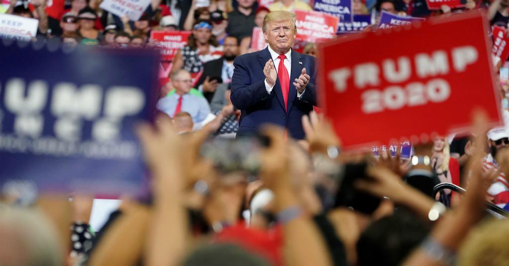 Donald Trump Lepas Kendali Nih, Sampai Cium Pengantin Pendukung MAGA