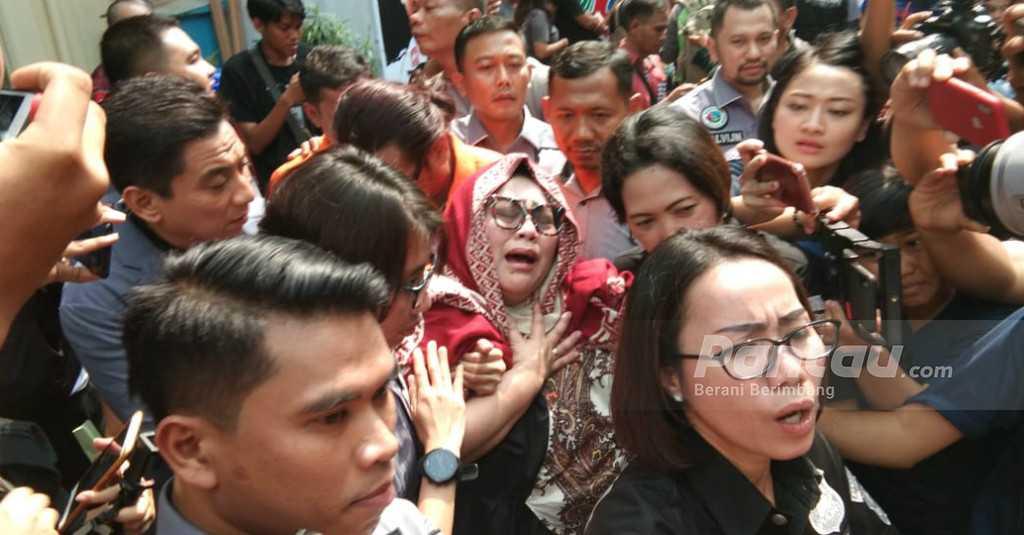 Cerita Nunung Dibalik Kasus Narkoba, Mulai dari Nangis Hingga Bergaya Necis