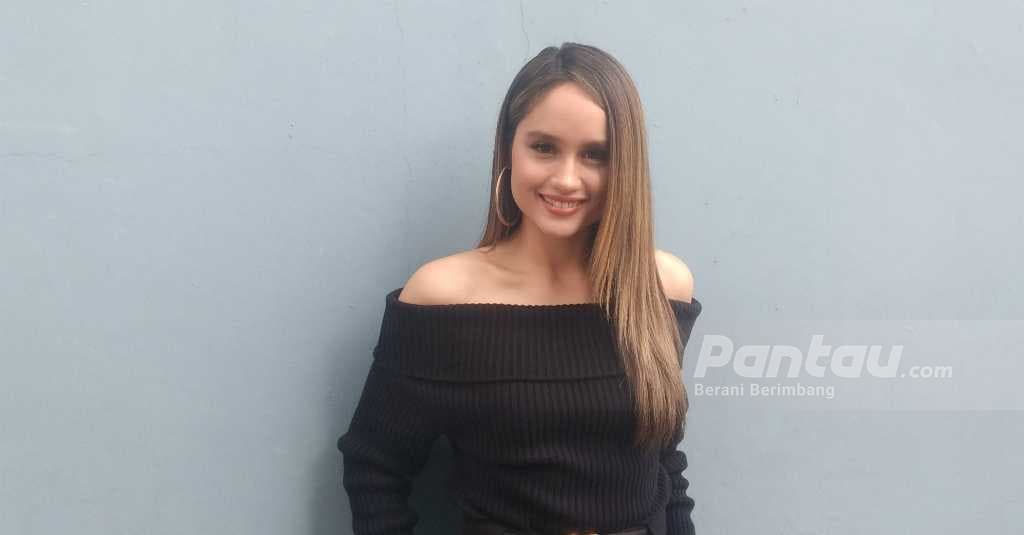 Cinta Laura Sangkal Anggapan Meniru Gaya Agnez Mo