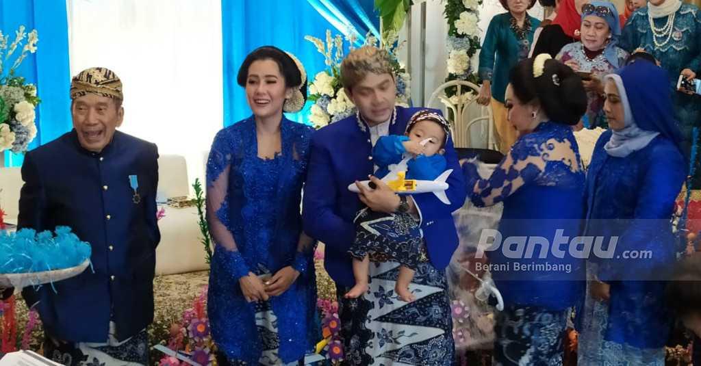 Ardina Rasti dan Arie Dwi Andhika Gelar Tedak Siten Anak Pertamanya