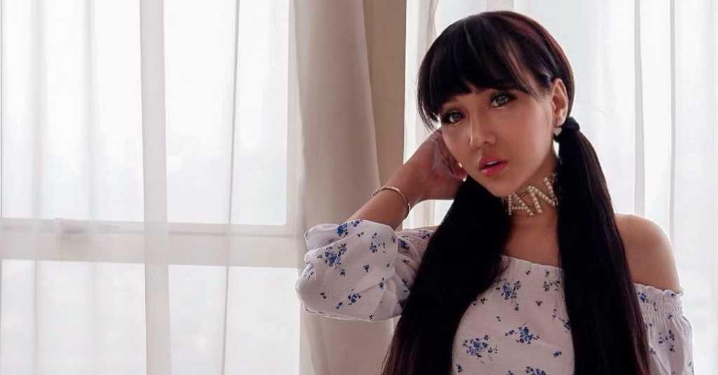 Injak Foto Mantan Pacar, Lucinta Luna Dilaporkan ke Polisi