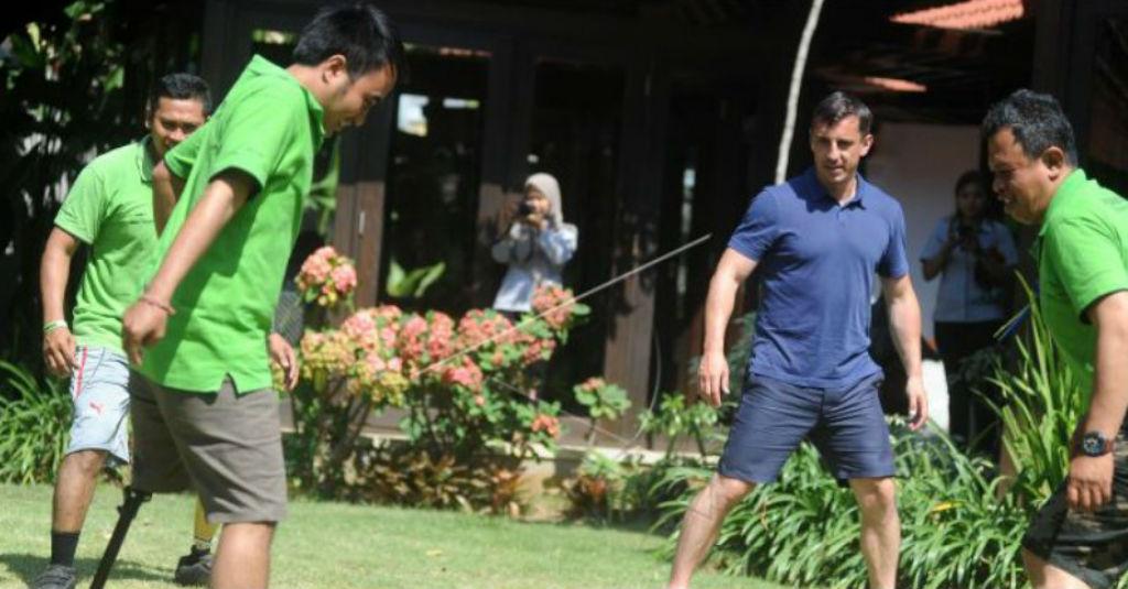 Jalani Tugas Mulia, Legenda Man United Berkunjung ke Bali