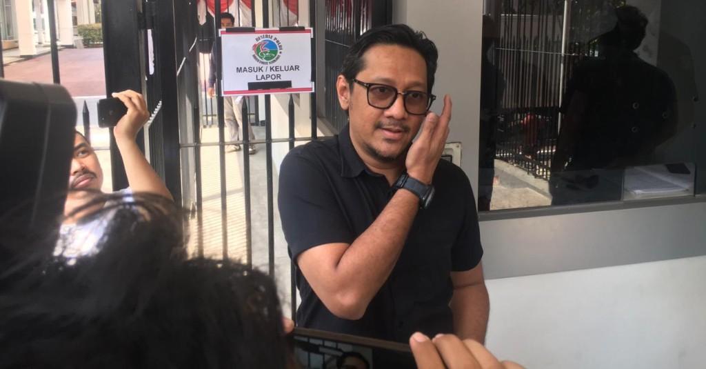 Beri Dukungan Untuk Nunung, Andre Taulany Sambangi Polda Metro