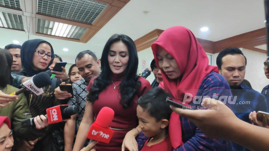Baiq Nuril Ajak Anaknya saat Kawal Rapat Pleno Komisi III DPR