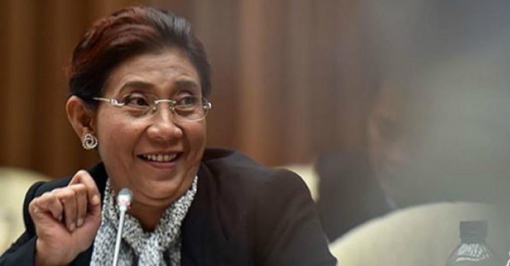 Susi Pudjiastuti Pamer Sepatu Kece Berbahan Botol Plastik, Kamu Mau?