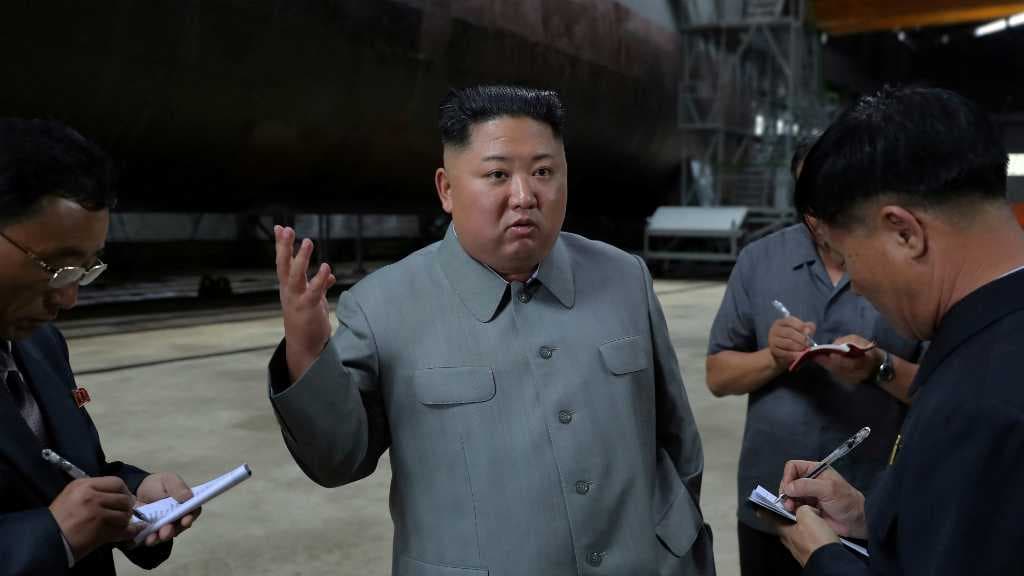 Kim Jong-un Inspeksi Kapal Selam Baru, Sinyal Pengembangan Rudal Balistik?