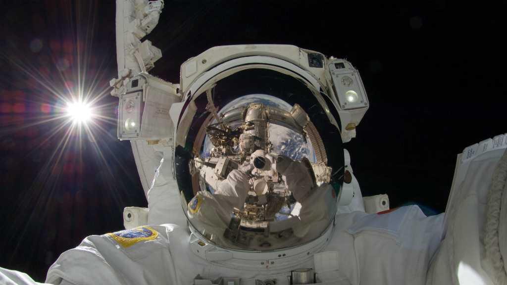 Sejarah Singkat Selfie Pertama di Ruang Angkasa, Siapa Sih Pencetusnya?