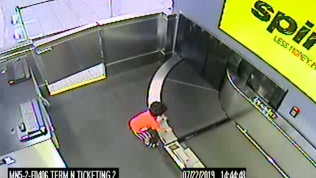 Detik-detik Bocah 2 Tahun Terseret ke Dalam Sistem Bagasi