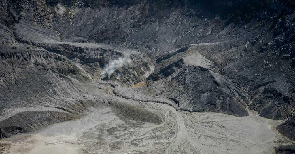 Gunung Tangkuban Parahu Alami Erupsi, Tinggi Kolom Abu Capai 200 Meter