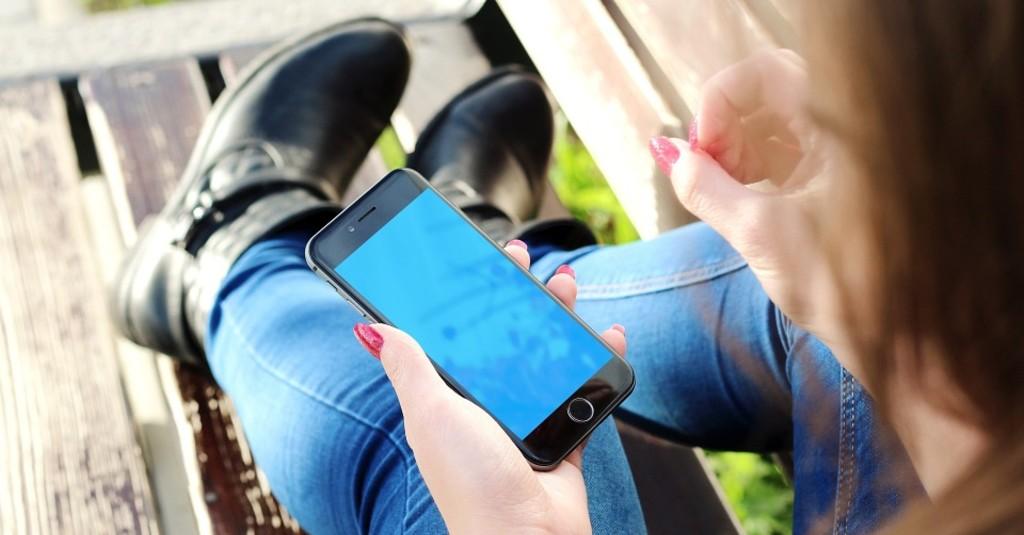 Seram, Ternyata Kecanduan Ponsel Bisa Bikin Orang Penyakitan