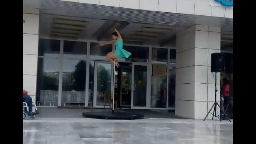 Ups, Wanita Ini Viral Gara-gara Pole Dance di Depan Kator Balai Kota Rusia