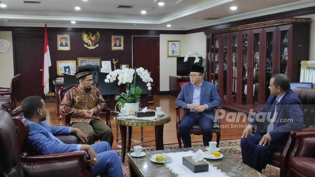 Ustaz Adi Hidayat dan Ketua MPR Teken MoU Pertukaran Pelajar ke Sudan