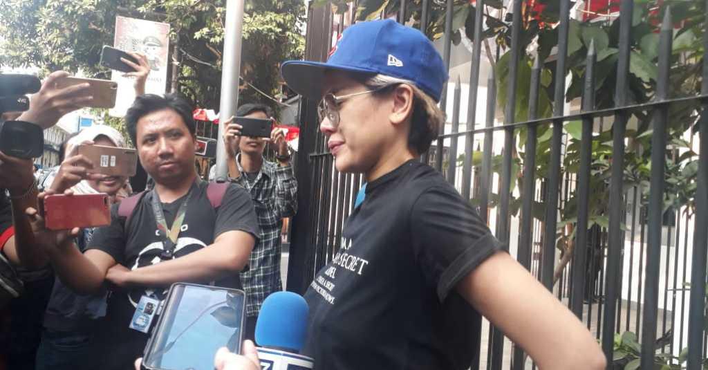 Nikita Mirzani Sambangi Polda untuk Menjenguk Nunung