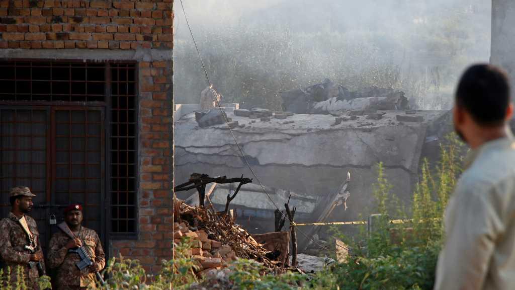 Pesawat Latih Militer Pakistan Jatuh ke Permukiman Penduduk, 17 Orang Tewas