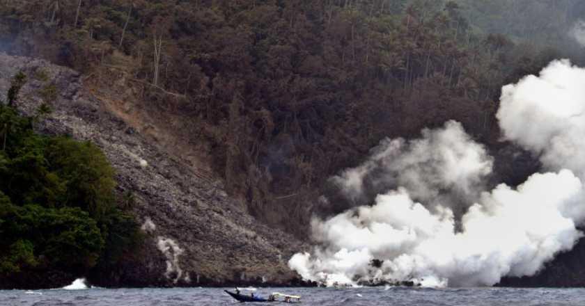 Gunung Karangetang di Sulut Luncurkan Lava Panas ke Kali Pangi
