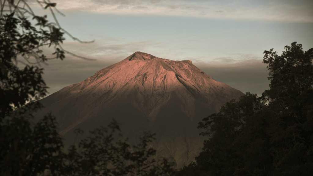 Gunung Kerinci Jambi Erupsi, Pesawat Dilarang Terbang di Sekitarnya