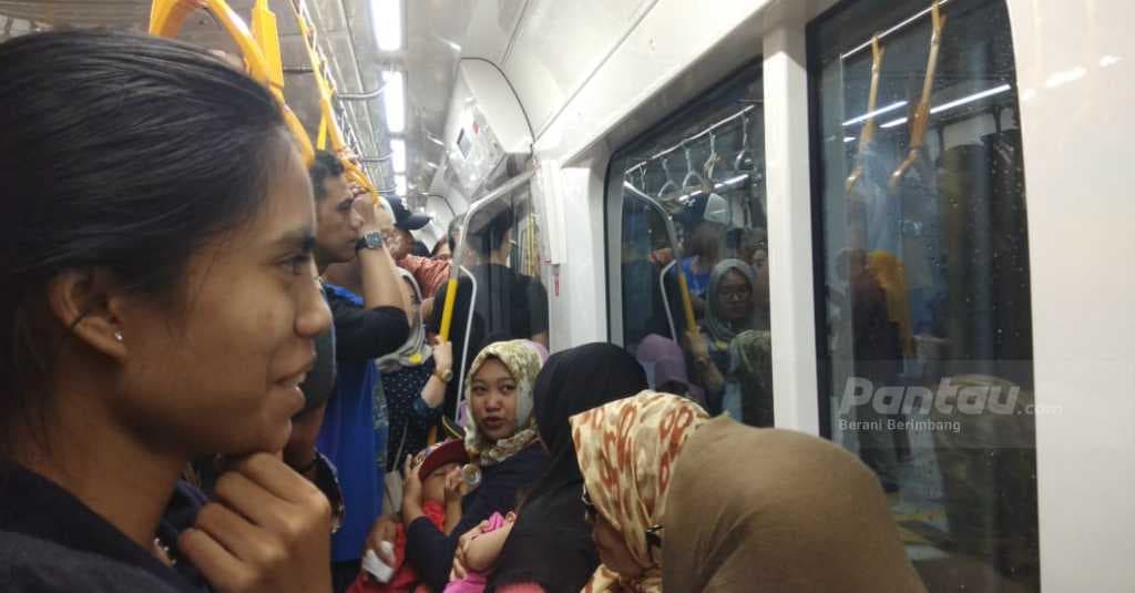 Dampak Padamnya Listrik, Rangkaian Kereta MRT Tertahan