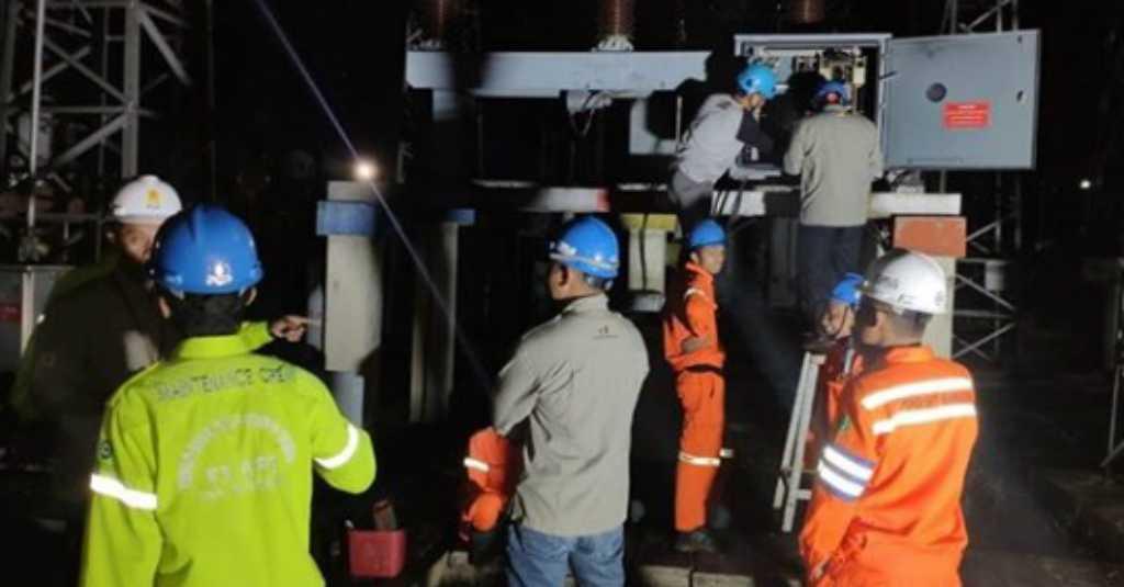Jengkel Listrik Mati? Coba Lihat Perjuangan Pekerja Lapangan PLN