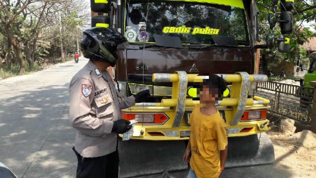 Gak Ada Takutnya! Anak di Bawah Umur Ketahuan Jadi Sopir Truk Besar