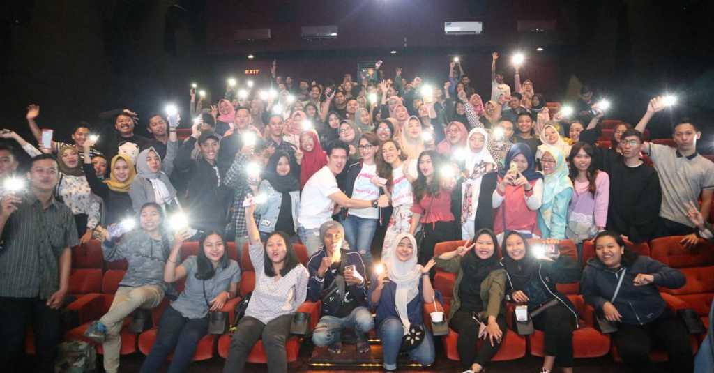 Widyawati Diserbu Penggemar Saat Roadshow 'Mahasiswi Baru'