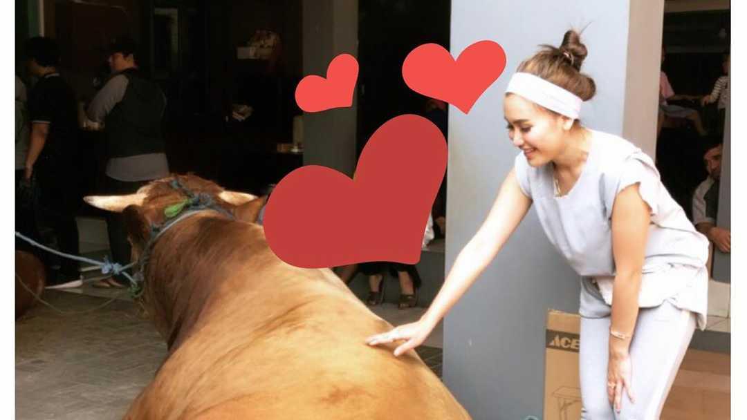 5 Deretan Artis yang Pamerkan Hewan Kurbannya